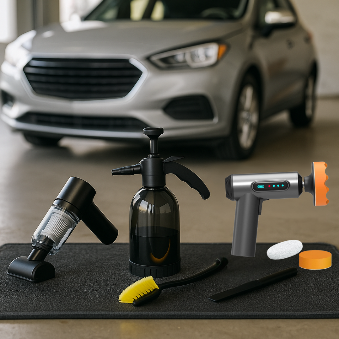 Pack nettoyage Essentiel Car : aspirateur sans fil, pulvérisateur de mousse 1 L, brosse à jantes et machine à polir sans fil, posés sur tapis de garage, voiture grise floutée en arrière-plan.