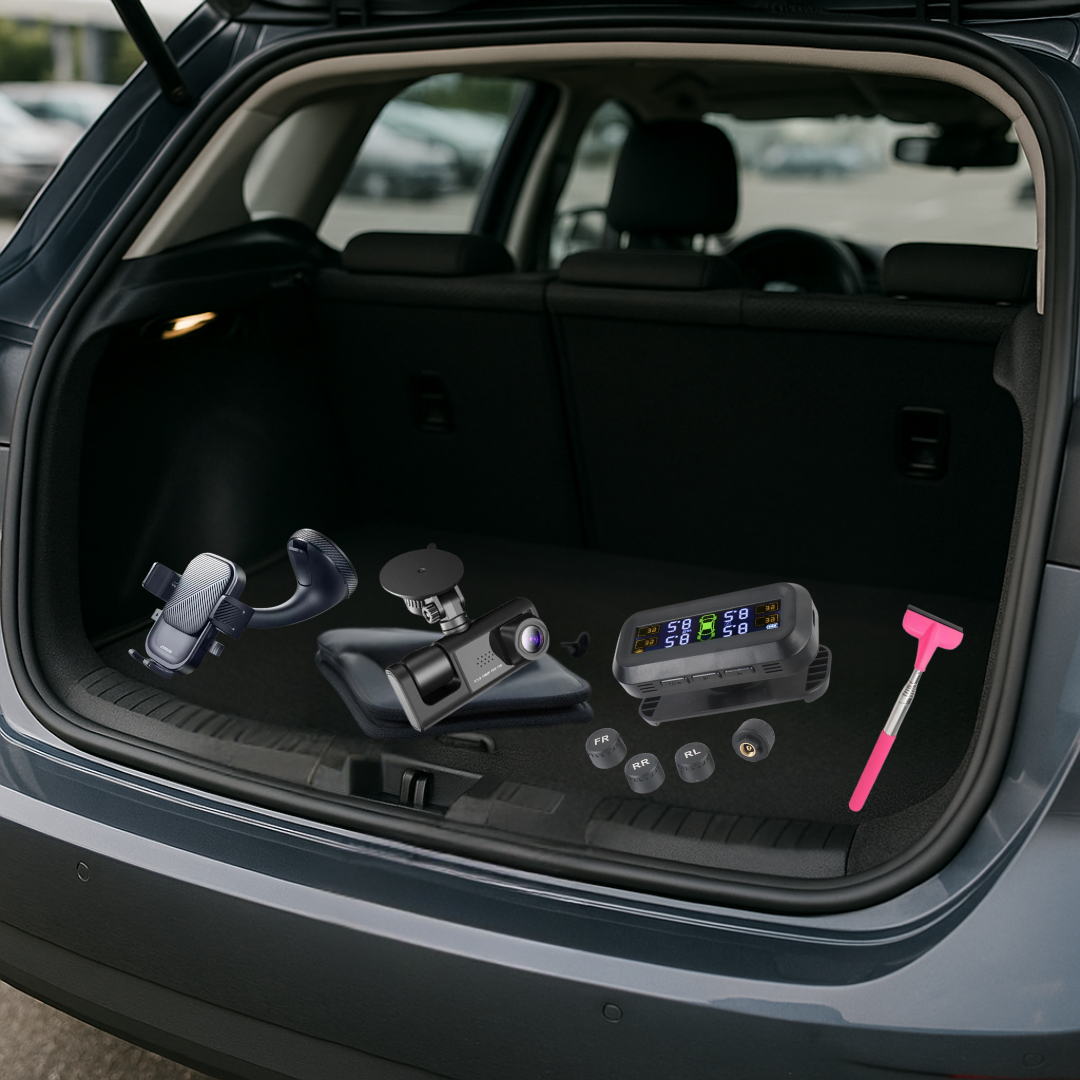 Coffre ouvert au crépuscule avec le pack Sécurité & Confort : dashcam, TPMS allumé, support téléphone 360° et essuie-glace rose ; ambiance premium.