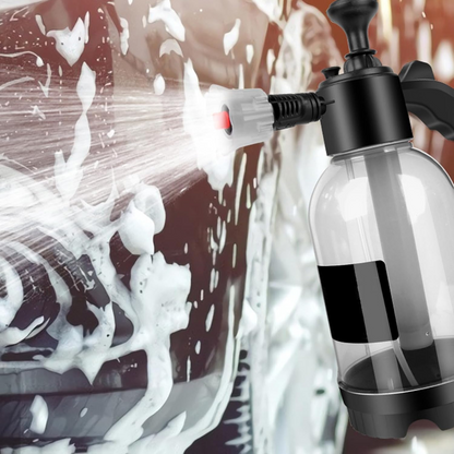 Pulvérisateur de mousse pour nettoyage efficace de surfaces.